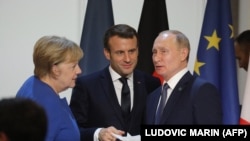 Ангела Меркель, Эмманюэль Макрон и Владимир Путин, архивное фото
