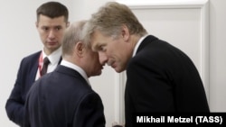 Президент России Владимир Путин и его пресс-секретарь Дмитрий Песков на саммите G20 в Осаке, 28 июня 2019 года