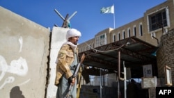 په افغانستان کې د طالبانو د سرحدي ځواک يو غړی د کندهار په سپين بولدک کې له "دوستۍ دروازې" سره ولاړ دی ـ انځور له ارشيفه