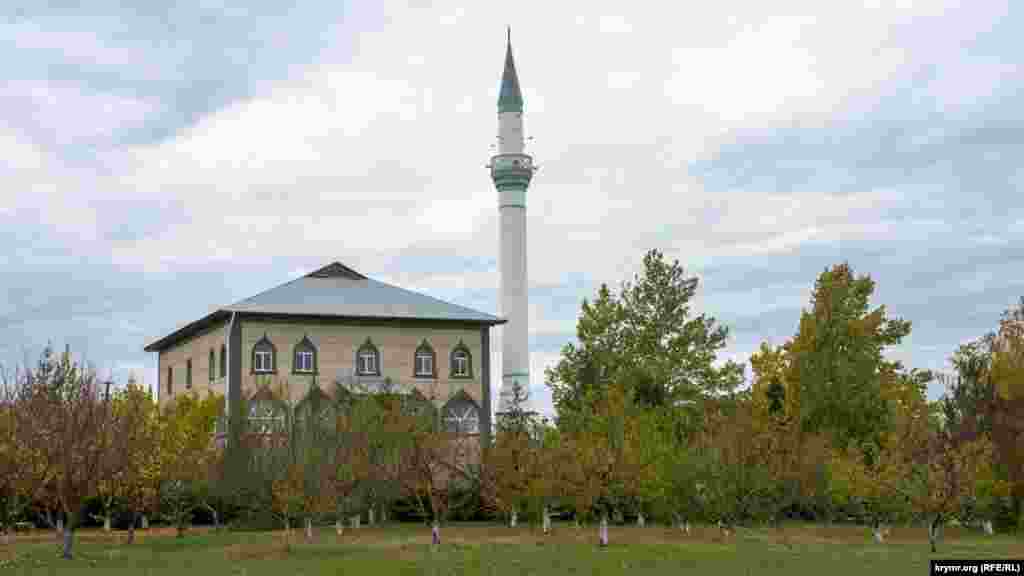 Поселковую мечеть Мекке Джами на улице Героя Абдураманова открыли в 1999 году. На ее территории функционируют школа хафизов – хранителей Корана, а также интенсивные курсы изучения священного письма для девушек и женщин