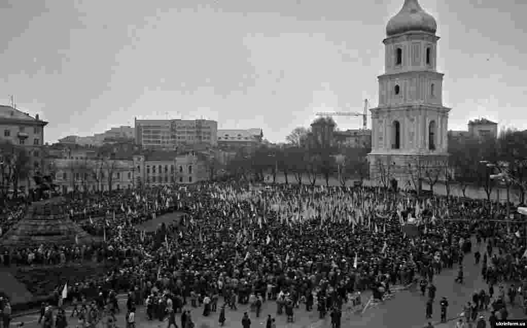 Демонстрація в Києві на честь 71-ї річниці проголошення в 1919 році Акту про об’єднання Української Народної Республіки (УНР) і Західно-Української Народної Республіки (ЗУНР) в єдину українську державу. 21 січня 1990 року