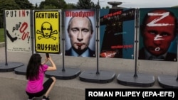 Плакаты с изображением президента России Владимира Путина на выставке «День Победы» в Национальном музее истории Украины во Второй мировой войне. Киев, 9 августа 2022 г.