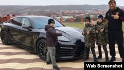 Ахмат, Эли и Адам Кадыровы со своим тренером