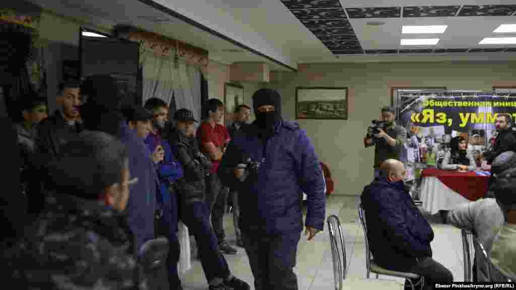На заседание «Крымской солидарности» в Симферополе 27 октября пришли сотрудники российской прокуратуры в сопровождении неизвестных в масках, а также сотрудника полиции. По словам корреспондента Крым.Реалии, на требование представиться люди в масках не отреагировали. Позже выяснилось, что это сотрудники Центра по противодействию экстремизму