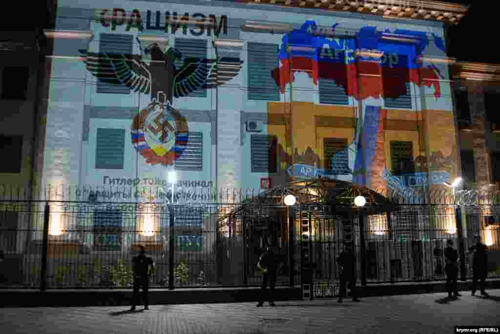 Тогда как у посольства России в Киеве прошла акция «День России – день оккупанта». Активисты призывали прекратить аннексию Крыма, развернули государственный флаг Украины и национальный флаг крымских татар, зажгли лампады и проецировали на здание посольства различные изображения. Больше фото с акции – по ссылке