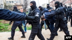 Полицейский спецназ Косова эскортирует сербского активиста, архив