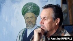 Вәкил Шәйхетдинов үзе ясаган Тәлгать Таҗетдин портреты янында