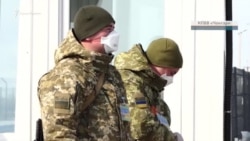 Українські прикордонники міряють температуру тим, хто виїжджає з Криму (відео) Українські прикордонники міряють температуру тим, хто виїжджає з Криму (відео)