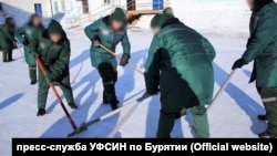 Заключенные играют швабрами в хоккей