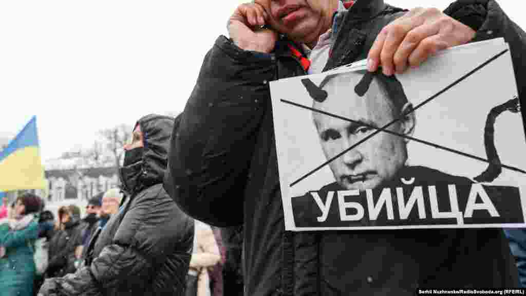 Москва вимагає гарантій, що НАТО не буде продовжувати розширюватися на схід, і хоче, щоб альянс скасував розміщення військ і зброї у Східній Європі. Держсекретар США Ентоні Блінкен назвав вимоги Росії «маніпуляціями», а Білий дім заперечив можливість того, що Сполучені Штати зменшать свій військовий слід або свої зобов’язання перед союзниками по НАТО.