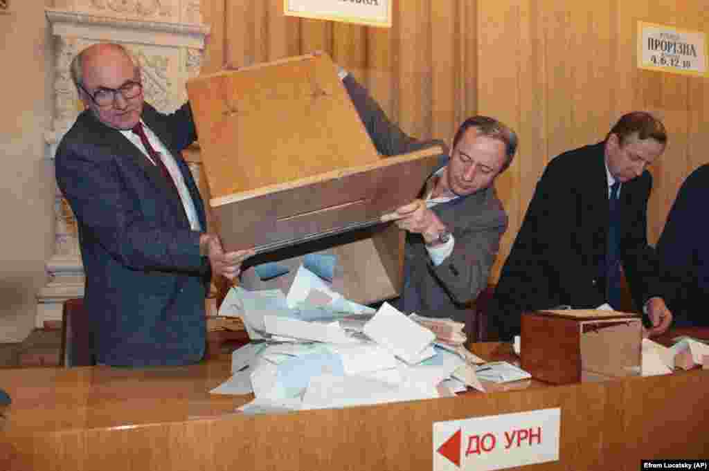 Перед началом подсчета голосов на одном из избирательных участков в украинской столице на всеукраинском референдуме за независимость Украины и президентских выборах. Киев, 1 декабря 1991 года. Украинский народ на референдуме подтвердил стремление жить в независимом государстве – 90,32% участников референдума ответили: «Да». Всего в голосовании приняли участие почти 32 миллиона человек – 84,18% населения Украины. Референдум состоялся во всех 27 административных регионах Украины: 24 областях, Автономной республике Крым, Киеве и Севастополе. После 1 декабря 1991 года Украину начали признавать другие страны мира.