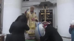 Владыка Климент провел водосвятие в Симферополе (видео) Владыка Климент провел водосвятие в Симферополе (видео)