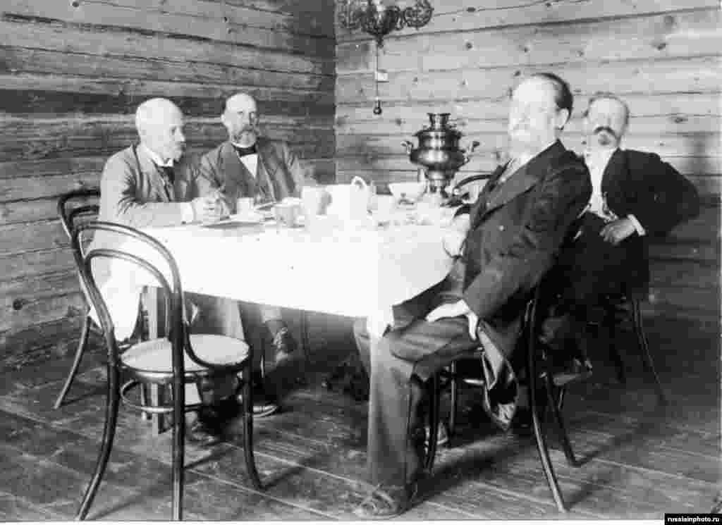 Четверо мужчин за столом с самоваром, 1900 год