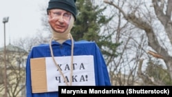 "Гаага ждет!" фигура, изображающая Владимира Путина, на одной из акций протеста против российской агрессии в Украине. Варна, Болгария