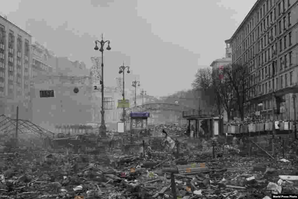 На снимке француза Жерома Сессини - одна из улиц в центре Киева после столкновений прошлой зимой.  