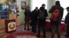 Першыя выбарцы на датрміновым галасаваньні на выбарах прэзыдэнта Беларусі.Менск, 6 кастрычніка 2015 году