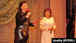 Таңсылу Бәйрәмгулова (у) концертны алып баручы Фәридә Айдарова белән
