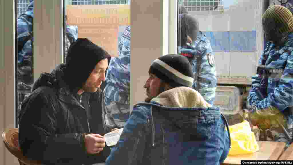 У січні 2018 року ОМОН разом зі співробітниками поліції і кінологами з'явилися в халяльній їдальні в Судаку. Там проводили зустріч представники організації «Кримська солідарність»