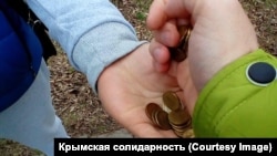 Сбор монет перед зданием суда, где назначают штрафы крымскотатарским активистам, 18 декабря 2017 год