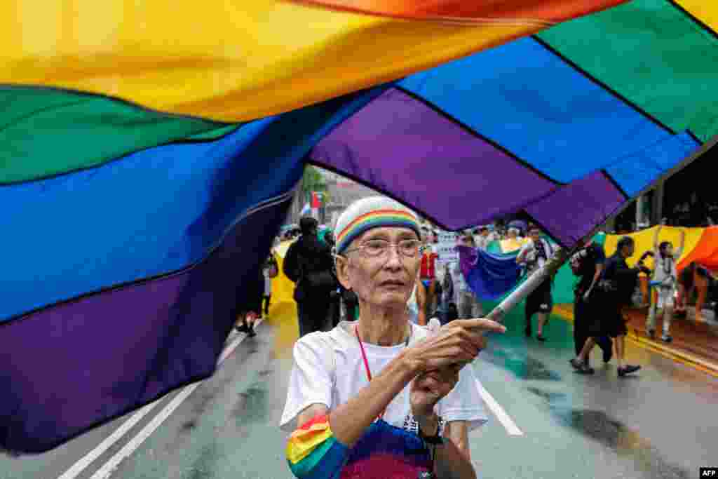 Aktivistica za prava LGBTQ osoba Chi Chia-chi maše zastavom duginih boja dok predvodi Paradu ponosa Tajvana 2025. u Taipeiju 25. oktobra 2025.