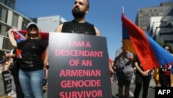 Участник марша с плакатом "Я потомок пережившего геноцид армян"
