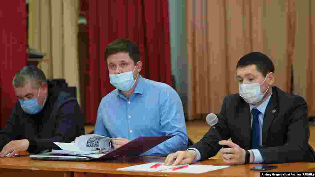 Слева-направо: руководитель исполкома Богородского сельского поселения Марс Бикбов, представитель разработчика Владимир Кандалинцев, глава Пестречинского района Ильхам Кашапов. 
