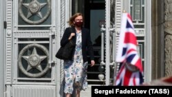 Посол Великобритании в РФ Дебора Броннерт у здания Министерства иностранных дел РФ