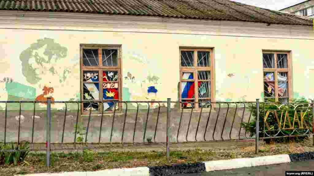 Судак снова собирается принять отдыхающих. Здесь идут последние приготовления за несколько дней до старта сезона ‒ 1 июля. В окнах дома кто-то повесил триколоры. Вероятно, это приурочено к 75-й годовщине победы над нацизмом
