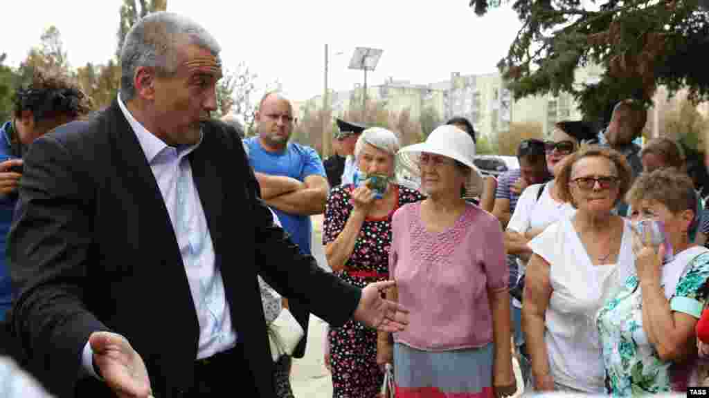 «Вночі, у зв'язку зі зміною погоди, падінням нічної температури і збільшенням денної, вперше концентрація сірчистого ангідриду перевищила норму», – повідомив Аксенов