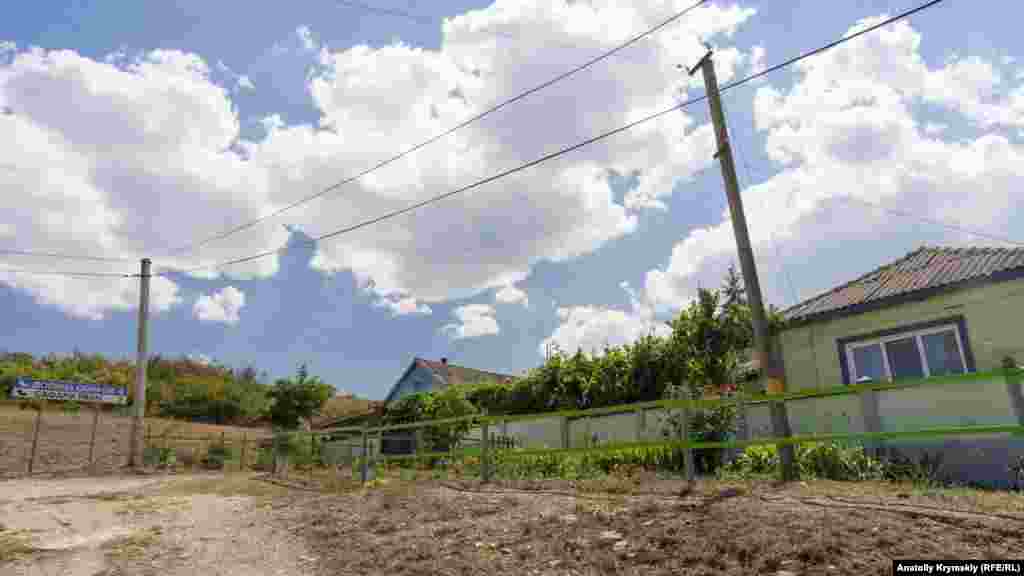 На околиці села, біля повороту в «Долину скіфів» і парк антилоп «Сафарі Ранч»