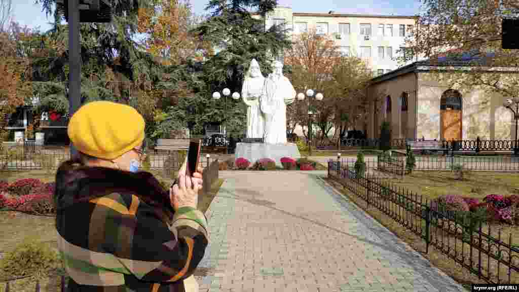 Памятник братьям Айвазовским – Ивану и Габриэлю