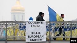 Участники Евромайдана по пути на площадь Независимости в Киеве