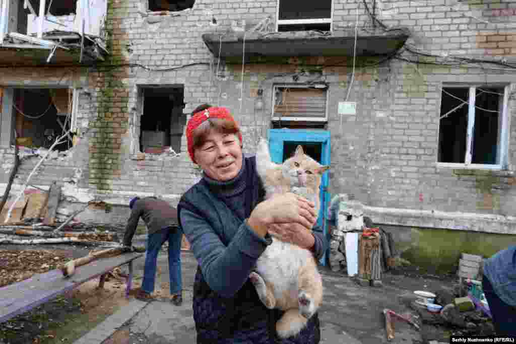 Rita cu pisica ei în Avdiivka. Soarta lor este necunoscută în prezent. Aproximativ 900 de civili se aflau în Avdiivka în momentul ocupației. Oamenii locuiau în subsoluri și foloseau ajutorul umanitar pentru a supraviețui, atunci când mai era posibil să fie livrat. Înainte de război, aproximativ 30.000 de persoane locuiau în Avdiivka. 