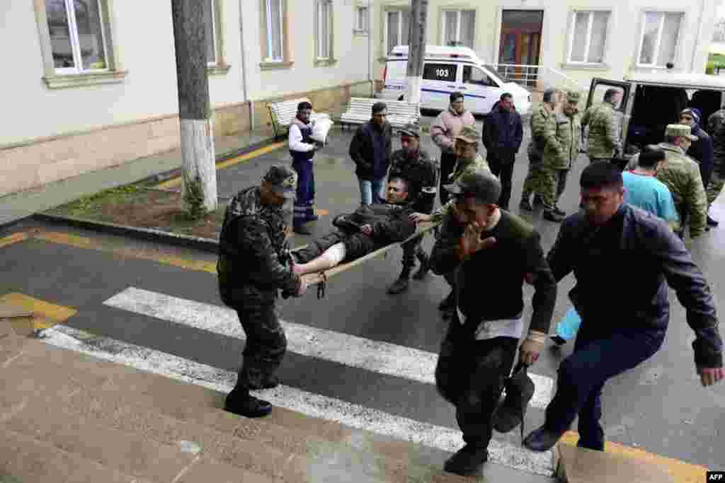 Азербайджанские военнослужащие несут своего раненого сослуживца в госпиталь в селении Тертер, 3 апреля   