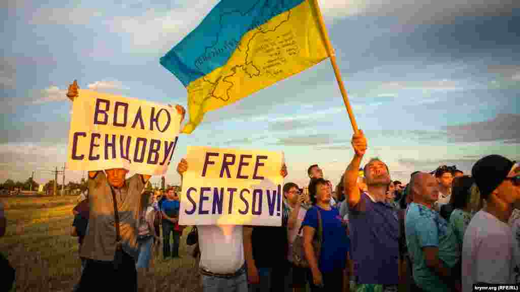 68-й день голодовки. Лозунги #FreeSentsov мелькали на концерте группы «Бумбокс», которая выступила на административной границе с Крымом