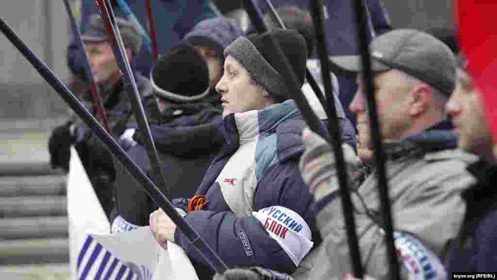 До сих пор журналистов не трогали. Даже снимая ночью дежурящих у Верховной рады казаков и «ополченцев» достаточно было назваться блоггером  и те благодушно разрешали продолжать съемку. Но отношение начинает меняться. Обратите внимание на взгляды в кадре – многие настороженно смотрят в объектив.