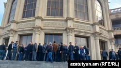 Գյումրիի համայնքապետարանի մուտքի մոտ, 20-ը հոկտեմբերի, 2025թ.