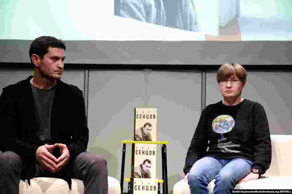 Ахтем Сеітаблаєв і сестра Сенцова Наталія Каплан на презентації книги «Олег Сенцов». Книга вийшла в 2016 році. Вона складається зі спогадів людей, які добре знають Сенцова, з уривків його книг і сценаріїв до фільмів, а ще витягів із протоколів допитів свідків, які проходять у його справі. У книзі багато фотографій із домашнього архіву та з залу суду. «Кримський дім», Київ, 27 жовтня 2017 року