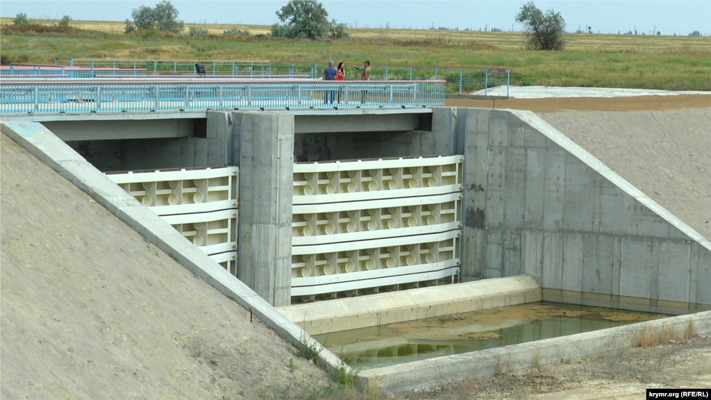 У 2018 році, за повідомленнями метеорологів, водосховища Криму не наповнились і на половину. Причиною слабкої наповнюваності водосховищ стали погодні умови на півострові. На фото – Північно-Кримський канал у 2018 році
