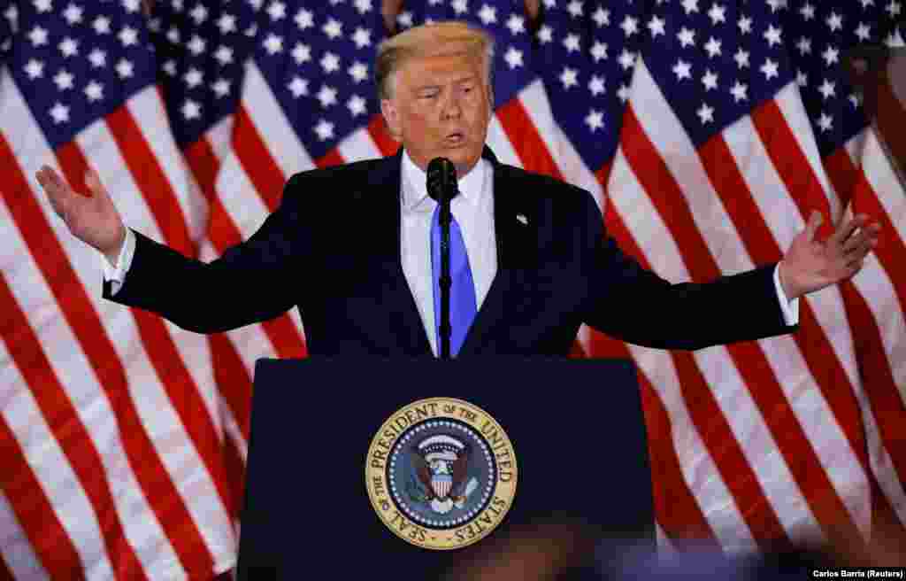 Дональд Трамп выступает в Восточной комнате Белого дома с первыми комментариями результатов голосования. В своем заявлении Трамп подчеркнул, что готовится праздновать «феноменальные результаты» выборов. Вице-президент Майк Пенс,который выступал после Трампа, уже поздравил его с победой  
