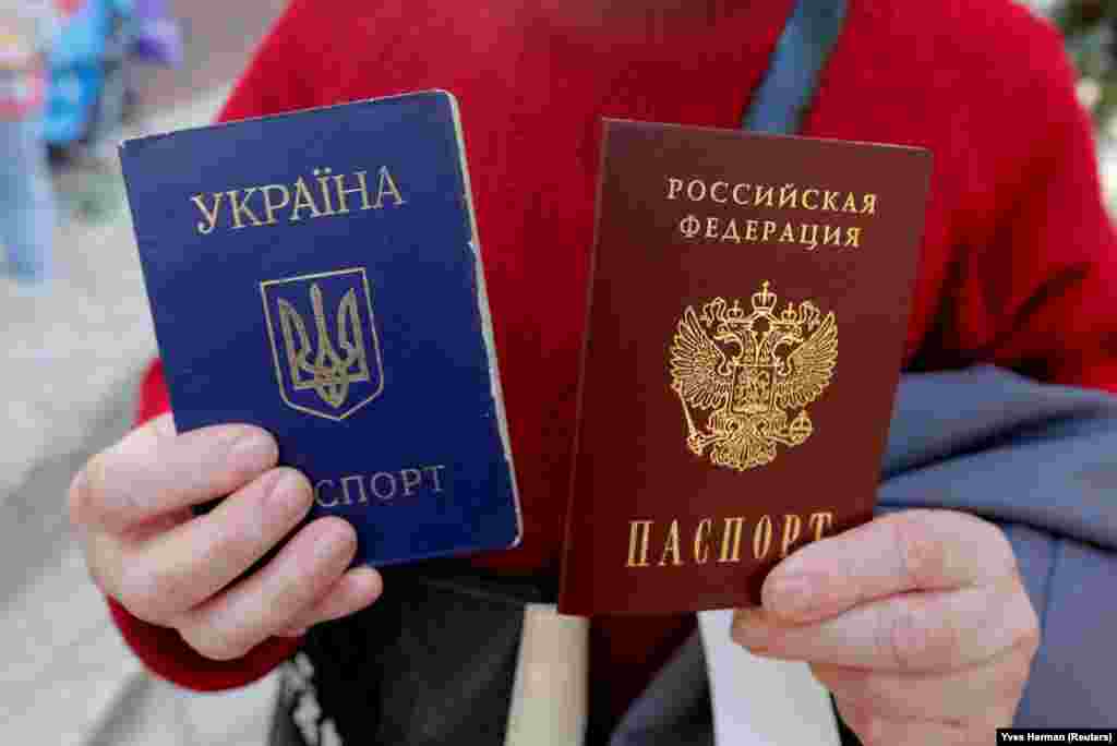 7 апреля 2014, Севастополь. После непризнанного «референдума» крымчан вынуждают получать российские паспорта