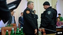 Полицейский надевает наручники на главу службы по чрезвычайным ситуациям
