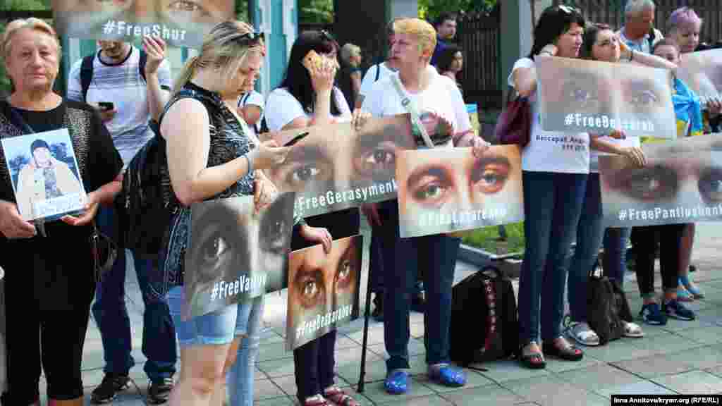 В своем обращении активисты просят «непосредственного участия» президентов Европейского совета, Еврокомиссии, парламента и представителя ЕС по иностранным делам и политике безопасности