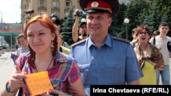 Задержание участницы "Монстрации" с листком "Призываю к массовым порядкам" 7 июля 2012 года