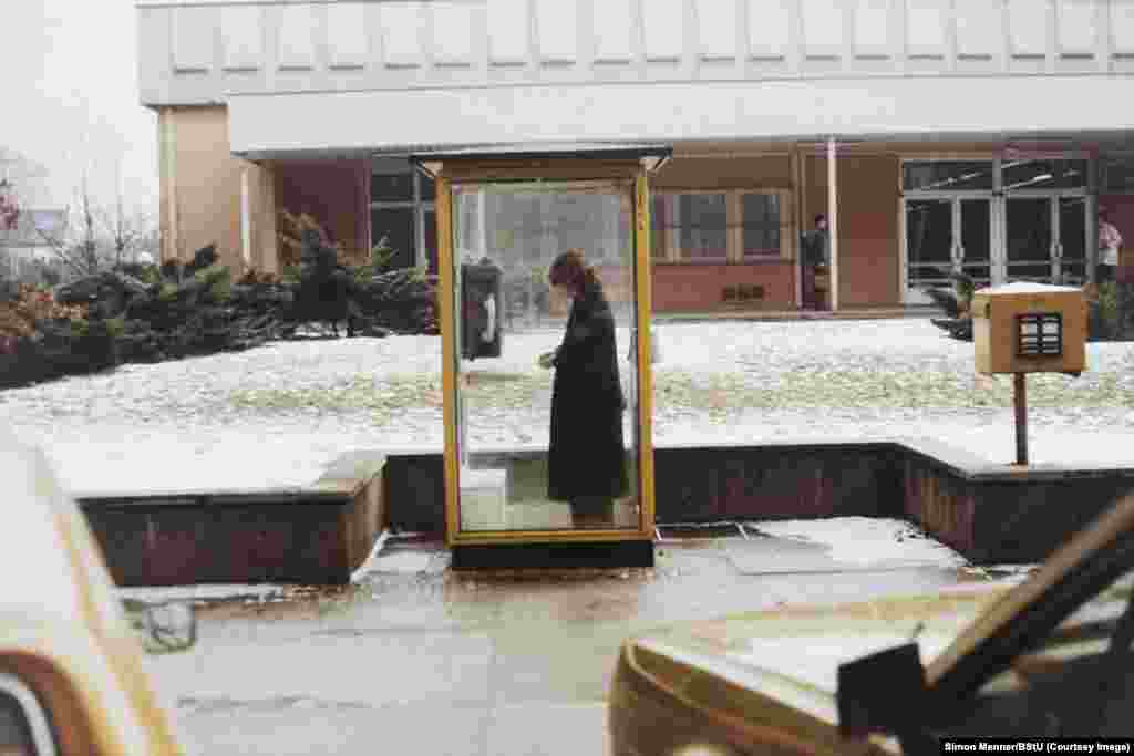 Фотография сделана в учебных целях. Так обучали следить за "целью". Меннер, опубликовавший книгу из обнаруженного им в архивах, говорит, что решил не публиковать фотографии, вторгавшиеся в частную жизнь людей. В его коллекции, например, есть и фото людей в ваннах в их собственных квартирах. Это тоже делалось агентами Штази.    