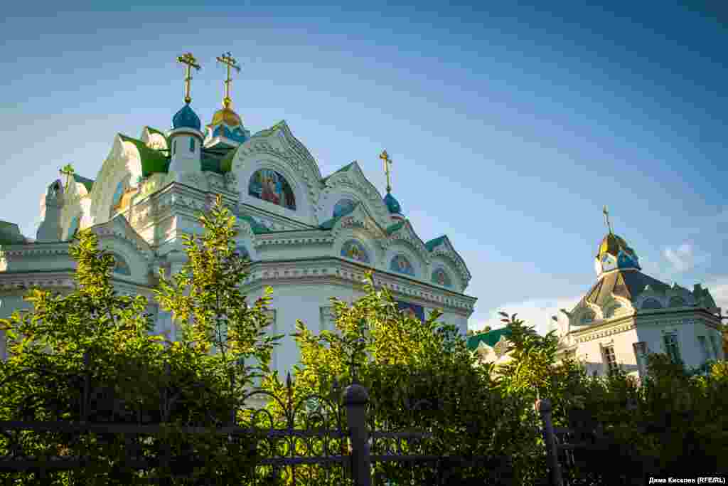 Церковь Святой Екатерины находится между железнодорожной станцией «Айвазовская» и городским автовокзалом. Храм начали строить 21 апреля 1892 года – в день рождения Екатерины II. Верх здания украшен декоративными элементами – кокошниками – разных размеров