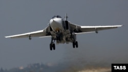 Российский бомбардировщик Су-30 на сирийской базе Хмеймим