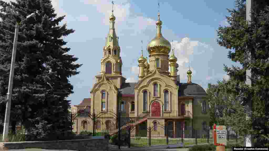 Та же церковь в августе 2014 года. После того как в 2022 году Россия начала полномасштабное вторжение в Украину, началась эвакуация мирных жителей в безопасные районы, и к марту 2023 года город полностью опустел