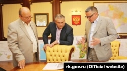Сергей Аксенов ( в центре), Эрнст Мавлютов (справа) и Геннадий Бахарев на обсуждении генплана Симферополя