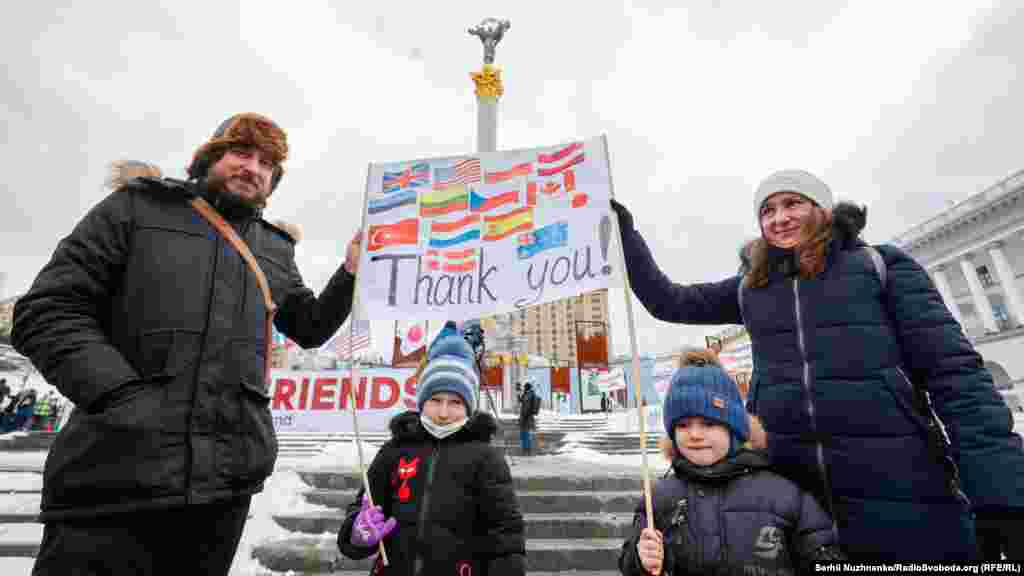 Учасники акції прийшли із виготовленими власноруч плакатами із словами подяки за підтримку України 